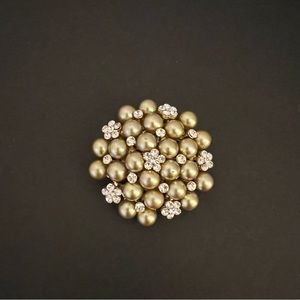 Good, preowned gold tone, brooch with rhinestones